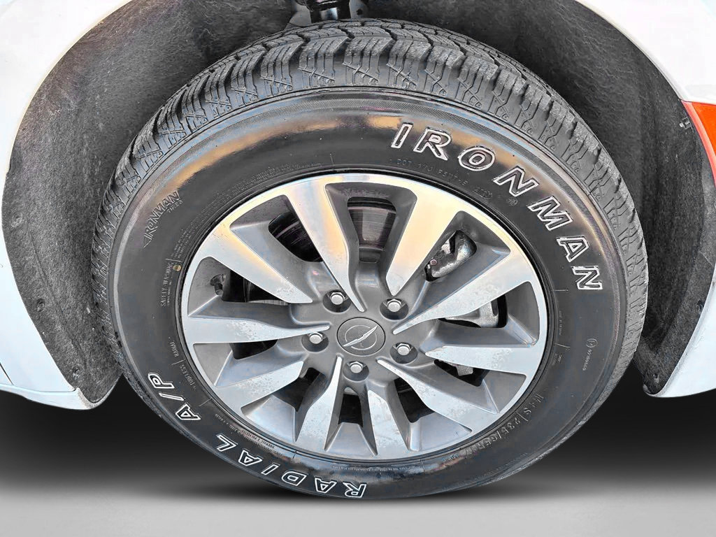 Used 2024 Chrysler Pacifica Limited FWD image 11