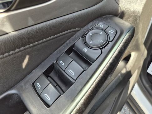 Used 2023 Chevrolet Traverse LT FWD image 14