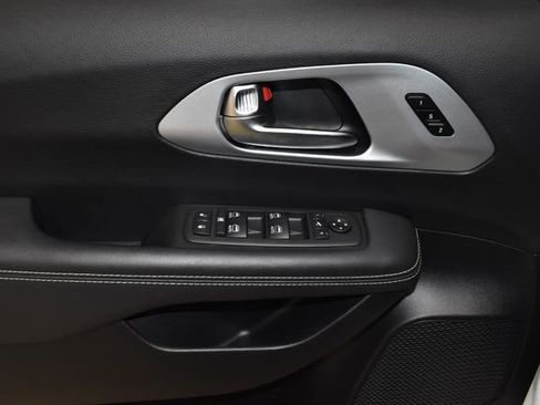 Certified 2025 Chrysler Pacifica Limited image 30