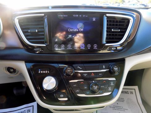 Used 2017 Chrysler Pacifica Touring-L Plus w/ Tire & Wheel Group image 38