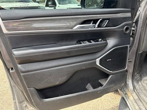 Used 2022 Jeep Wagoneer Series III AWD/4WD image 25