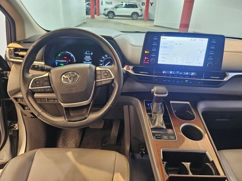 Used 2021 Toyota Sienna XLE image 37