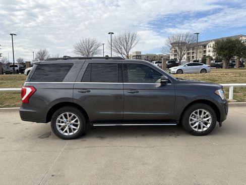 Used 2021 Ford Expedition XLT image 3