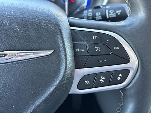 Used 2022 Chrysler Pacifica Touring-L image 15