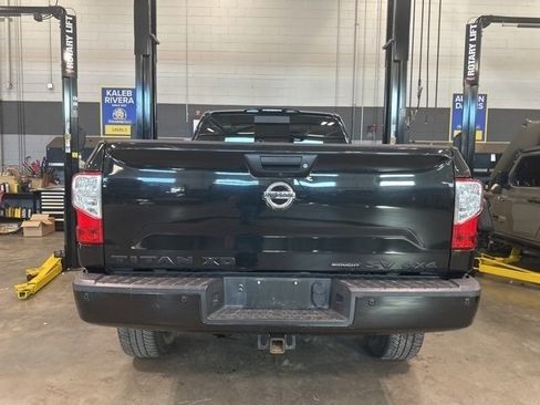 Used 2018 Nissan Titan SV w/ SV Convenience Package image 12