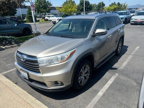 Used 2015 Toyota Highlander XLE FWD image 2