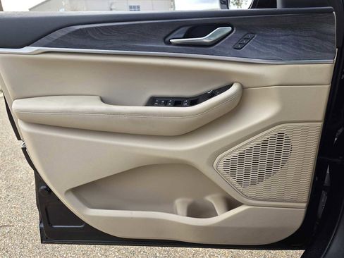 Used 2024 Jeep Grand Cherokee Limited image 15