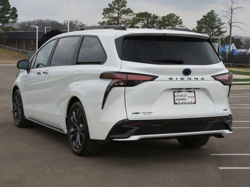 Used 2025 Toyota Sienna XSE w/ XSE Plus Package image 18