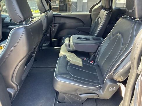 Used 2020 Chrysler Pacifica Limited w/ Advanced Safetytec Group image 8