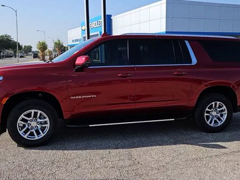 Used 2024 Chevrolet Suburban LT w/ Luxury Package AWD/4WD image 4