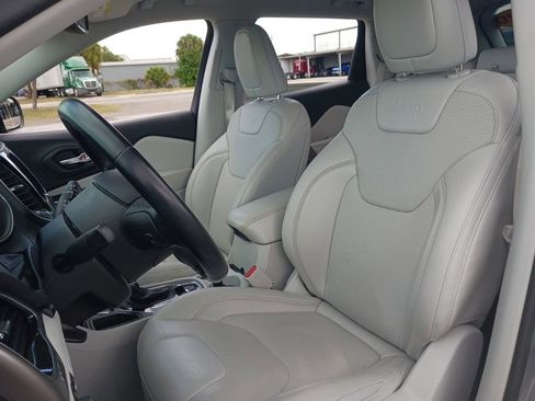 Used 2020 Jeep Cherokee Limited FWD image 10