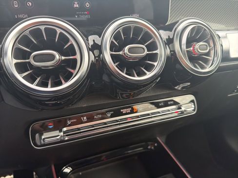 Used 2020 Mercedes-Benz GLB 250 4MATIC image 37