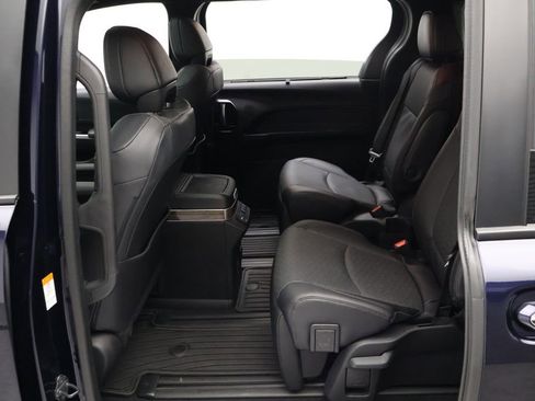 Certified 2025 Toyota Sienna Platinum image 19