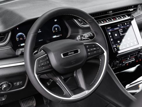 Used 2023 Jeep Grand Cherokee Altitude AWD/4WD image 4