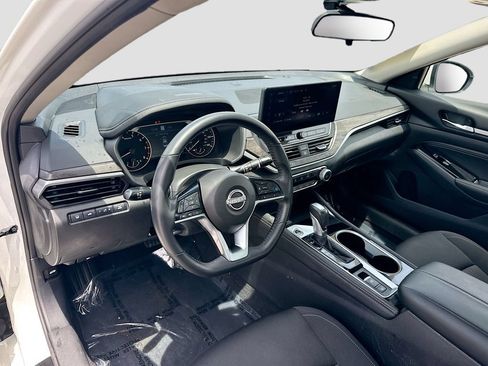 Used 2023 Nissan Altima 2.5 SV w/ SV Premium Package AWD/4WD image 9
