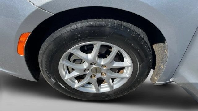 Used 2021 Chrysler Pacifica Touring-L FWD image 19