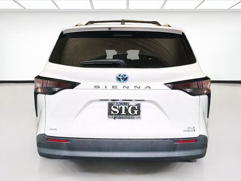 Used 2024 Toyota Sienna XLE w/ XLE Plus Package image 5