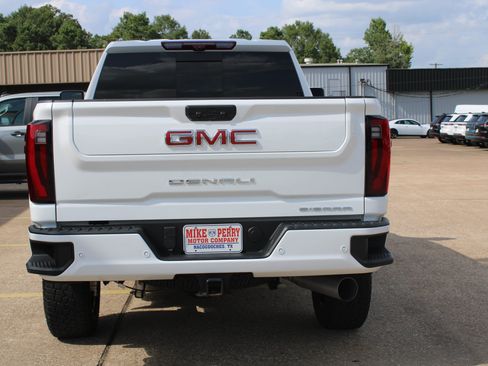 Used 2025 GMC Sierra 2500 Denali w/ Denali Reserve Package AWD/4WD image 8