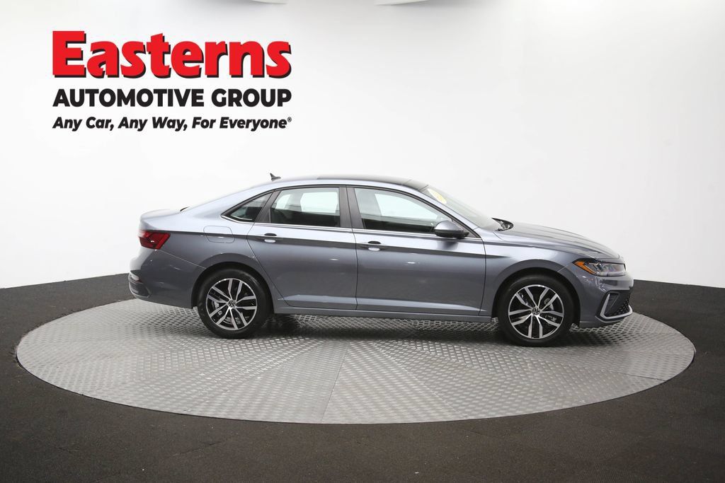 Used 2025 Volkswagen Jetta SE FWD image 44