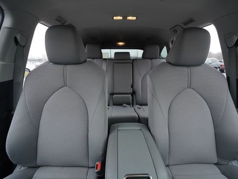 Used 2024 Toyota Highlander LE image 35