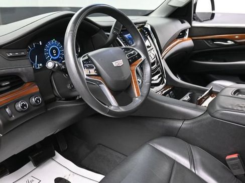 Used 2017 Cadillac Escalade Luxury AWD/4WD image 14
