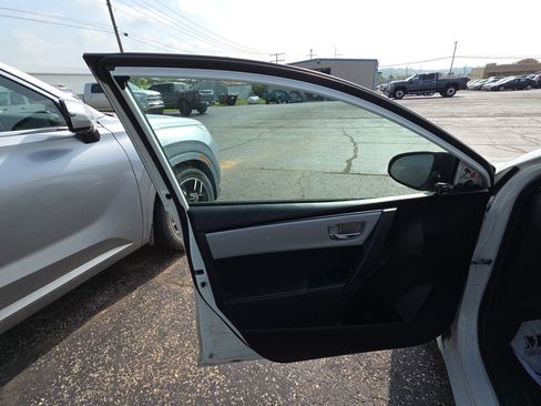 Used 2017 Toyota Corolla LE FWD image 7
