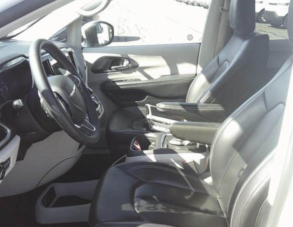Used 2023 Chrysler Pacifica Touring-L FWD image 3