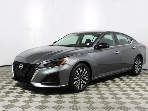 Used 2025 Nissan Altima 2.5 SV FWD image 5