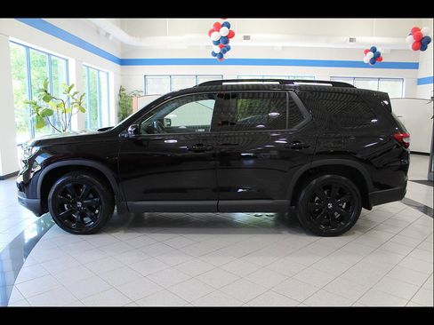 Certified 2025 Honda Pilot Black Edition image 8