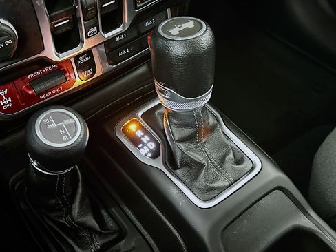 Used 2024 Jeep Wrangler Rubicon image 16