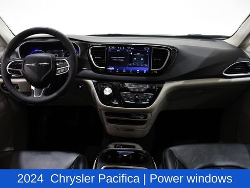 Used 2024 Chrysler Pacifica Touring-L image 8