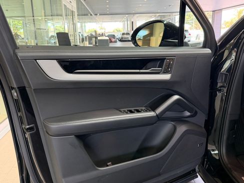 Certified 2025 Porsche Cayenne AWD/4WD image 12