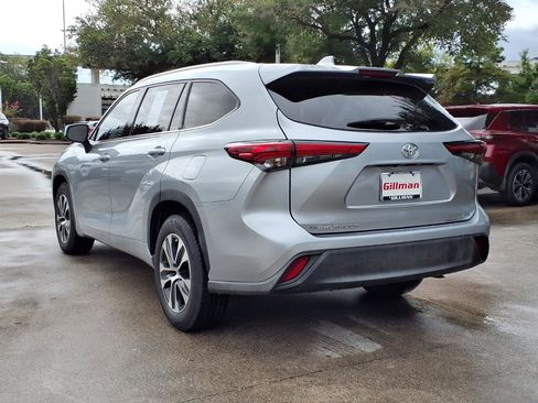 Used 2022 Toyota Highlander XLE FWD image 4