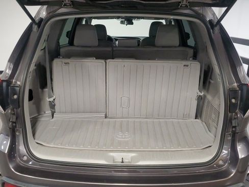 Used 2018 Toyota Highlander LE image 21