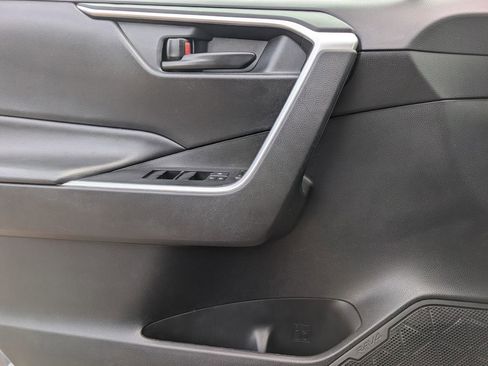 Used 2020 Toyota RAV4 LE image 9