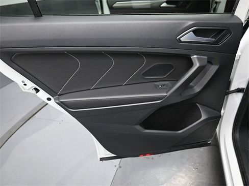Used 2022 Volkswagen Tiguan SE R-Line image 31