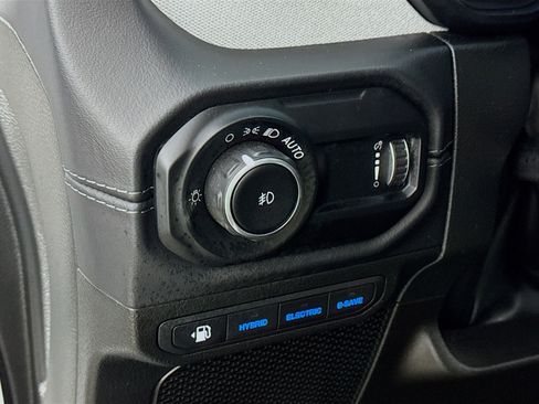 Used 2025 Jeep Wrangler Unlimited Sahara image 13