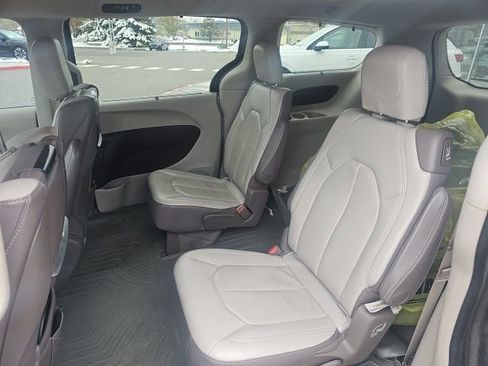 Used 2017 Chrysler Pacifica Touring-L Plus FWD image 8