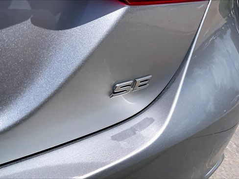 Used 2019 Toyota Camry SE FWD image 10