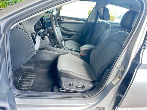 Used 2025 Volkswagen Jetta SE image 36