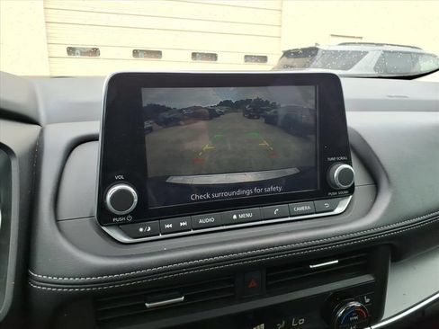 Used 2024 Nissan Rogue SV w/ SV Premium Package FWD image 16