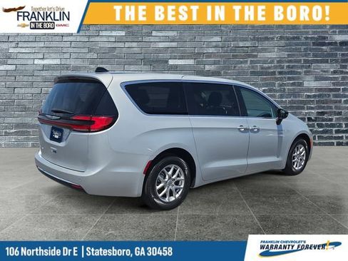 Used 2024 Chrysler Pacifica Touring-L FWD image 6