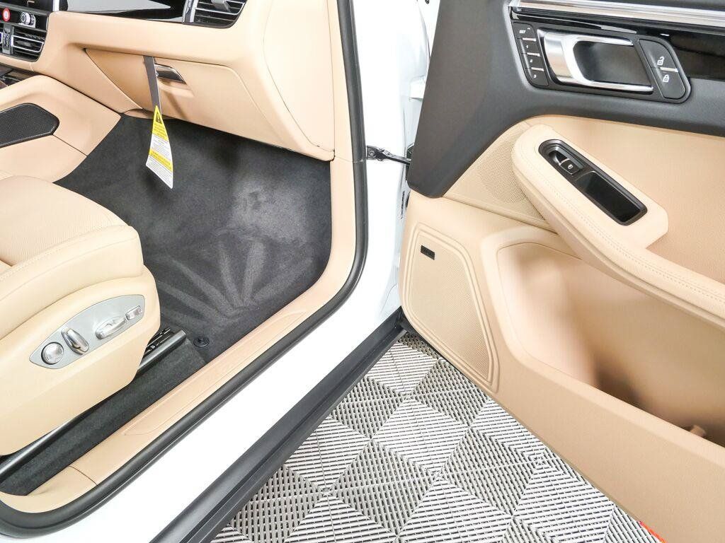 New 2026 Porsche Macan Turbo AWD/4WD image 27