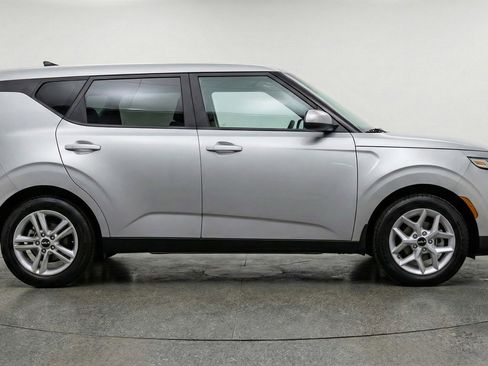 Used 2025 Kia Soul LX w/ LX Technology Package FWD image 8