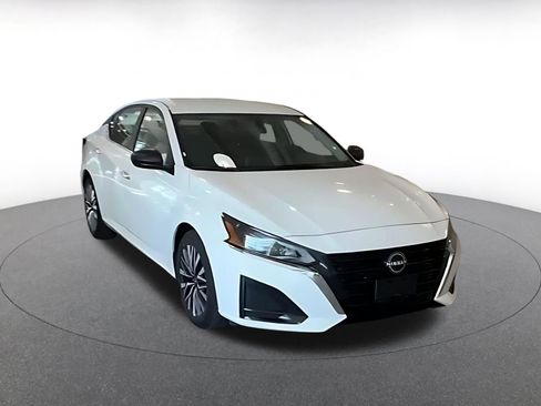 Used 2025 Nissan Altima 2.5 SV image 3