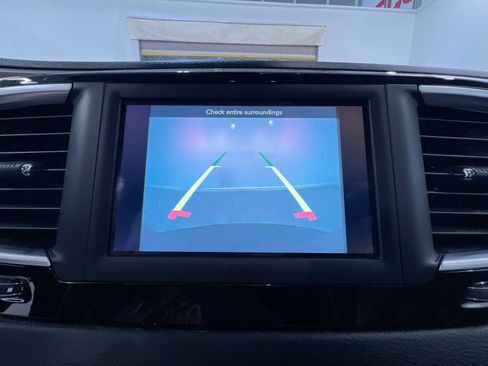 Used 2018 Chrysler Pacifica Touring-L w/ Tire & Wheel Group FWD image 25