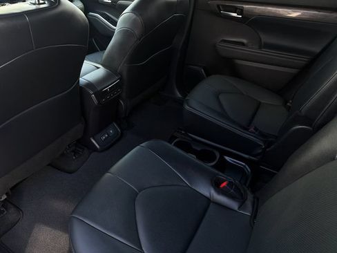 Used 2025 Toyota Highlander Limited FWD image 10