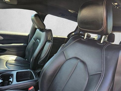 Used 2025 Chrysler Pacifica Select FWD image 13