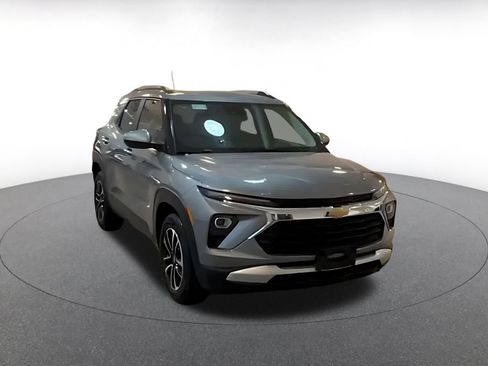 Used 2025 Chevrolet TrailBlazer LT FWD image 3