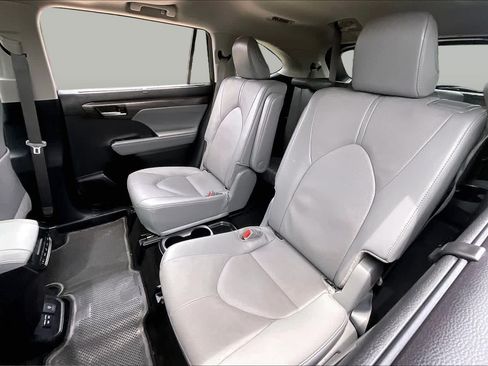 Used 2025 Toyota Highlander Limited FWD image 21